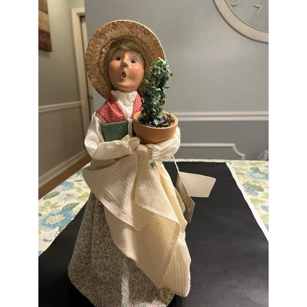 Byers Choice Carolers Williamsburg Colonial Woman Lady Topiary 2004 ~ 13” Tall